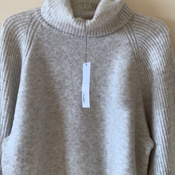 Topshop Sweaters - Gorgeous new sweater by Topshop 🦋🖤🖤